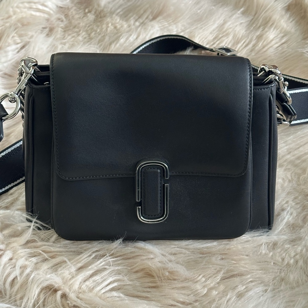 Black Structured Crossbody Bag with Rectangular Clasp